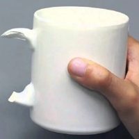 No tires las tazas rotas: con esta genial idea renovalas por completo y convertilas en macetas muy creativas