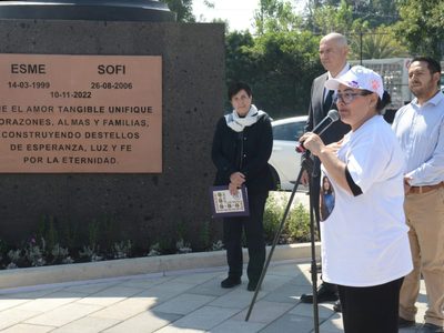 Develan memorial "Esme y Sofi", dos hermanas que fallecieron al caer en una coladera sin tapa