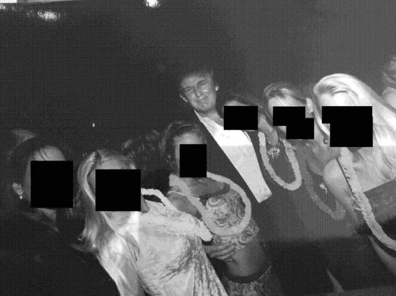 Donald Trump posa con un grupo de mujeres, con los rostros censurados, en esta foto publicada el viernes por los demócratas del Comité de Supervisión de la Cámara de Representantes