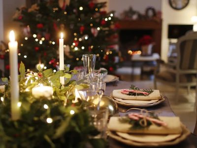 Con cosas recicladas de las pasadas fiestas: así crearás el más glamuroso centro de mesa navideño