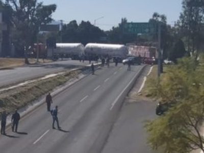 Con bloqueos, estudiantes exigen liberación de 54 compañeros en Michoacán