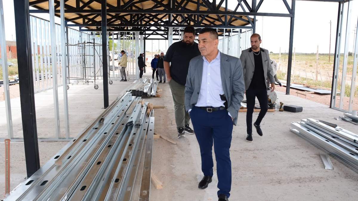 Rioseco de recorrida en una de la obras proyectadas en Cutral Co. Fuente: (Facebook)