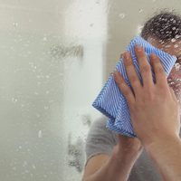 Adiós a las marcas: el truco casero para dejar tus espejos brillantes sin esfuerzo