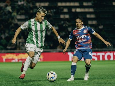 Unión sólo igualó en Banfield pero sigue liderando