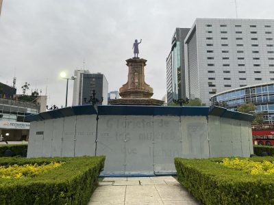 Pintas feministas en Glorieta de Colón son borradas; acusan al gobierno de Sheinbaum