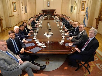 Milei consiguió una foto con gobernadores, hizo cambios y aspira a ordenar la interna