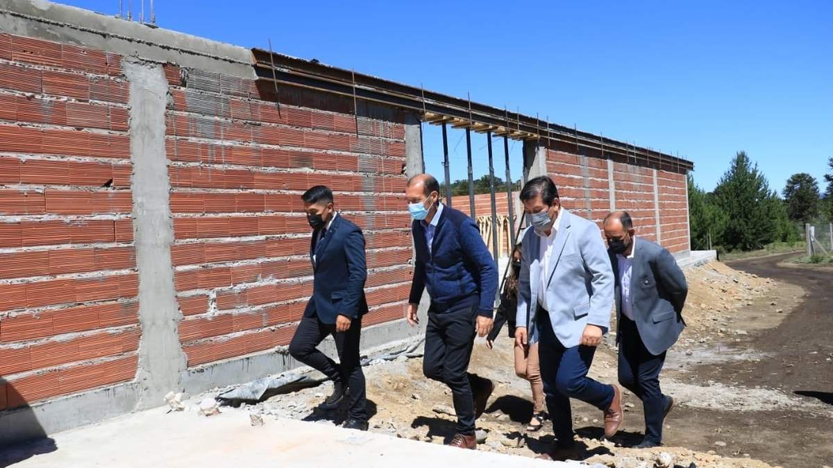 El gobernador Omar Gutiérrez recorre las obras de ampliación del CPEM N°90 en Villa Pehuenia. Fuente: (Twitter)