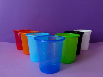 Con vasos descartables y un poco de imaginación, creá esta deco divina para la habitación de los más pequeños