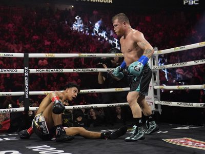 Canelo Álvarez gana por decisión unánime a Munguía