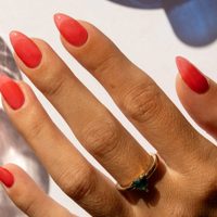 Nail Art con brillo sutil: 5 ideas minimalistas que rejuvenecen tus manos y van con todo