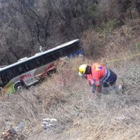 Vuelca autobús en los límites de Morelos y Edomex; hay 40 heridos