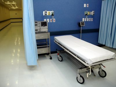Personal médico olvidó compresa quirúrgica en vientre de una paciente y murió en Jalisco