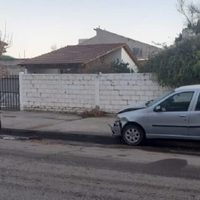Policía alcoholizado casi mata a empleados municipales y chocó contra un auto estacionado