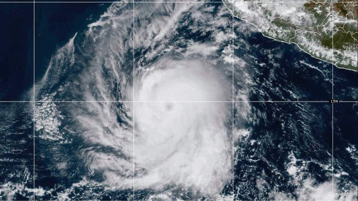 Esta imagen por satélite proporcionada por la NOAA el martes 22 de octubre de 2024 muestra al huracán Kristy. Oficina Nacional de Administración Oceánica y Atmosférica de Estados Unidos