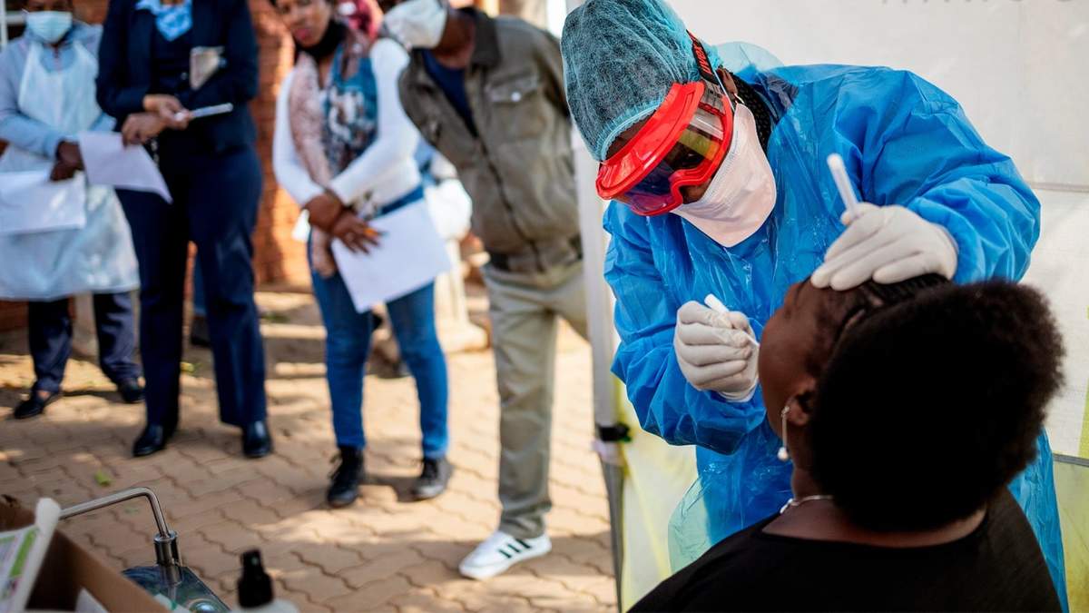 Una enfermera realiza un test PCR en Johannesburgo, Sudáfrica. Fuente: (Twitter)