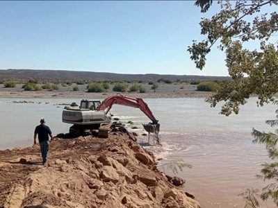 Realizan el dragado del río Neuquén en zonas de bombeo para garantizar la provisión de agua potable