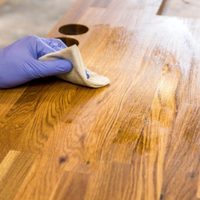El truco de la abuela: eliminá las manchas de tu mesa o muebles de madera para siempre y muy fácil