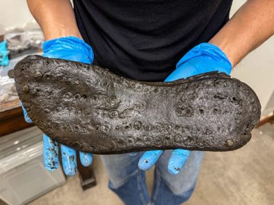 Zapatos gigantes hallados en Roma desconciertan a los arqueólogos