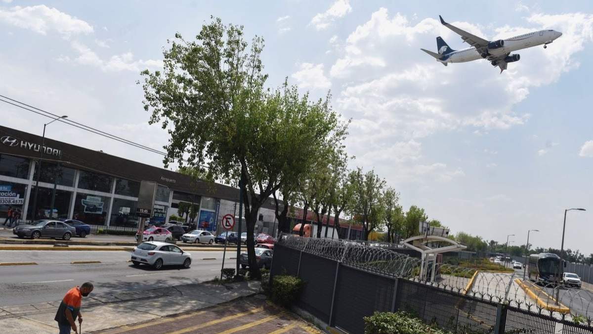 Un avión que despegó del AICM