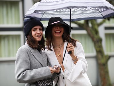 Comodidad y fashionismo bajo la lluvia: el ítem de moda que reemplaza el paraguas sin resignar tu estilo