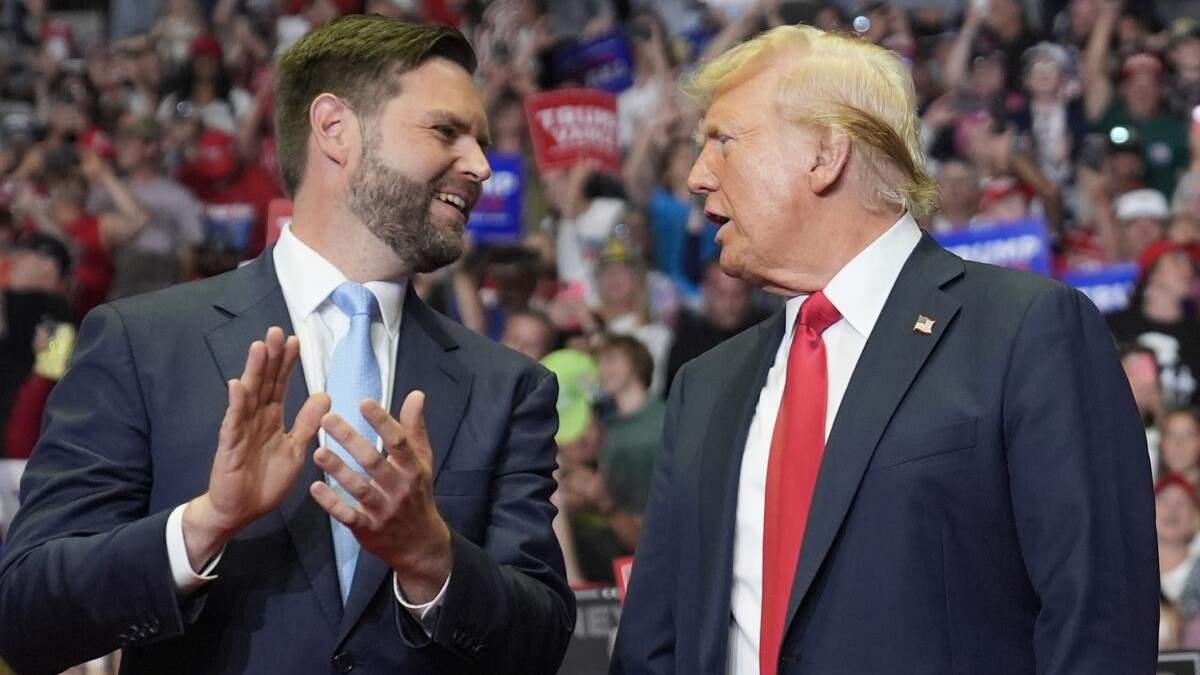 El candidato presidencial y expresidente republicano, Donald Trump, y el candidato a la vicepresidencia, el senador JD Vance, representante de Ohio, llegan a un mitin de campaña el sábado 20 de julio de 2024, en Grand Rapids, Michigan