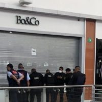 Vestidos de negro, con pelucas y armas de fuego, tres sujetos asaltan joyería en Plaza Delta
