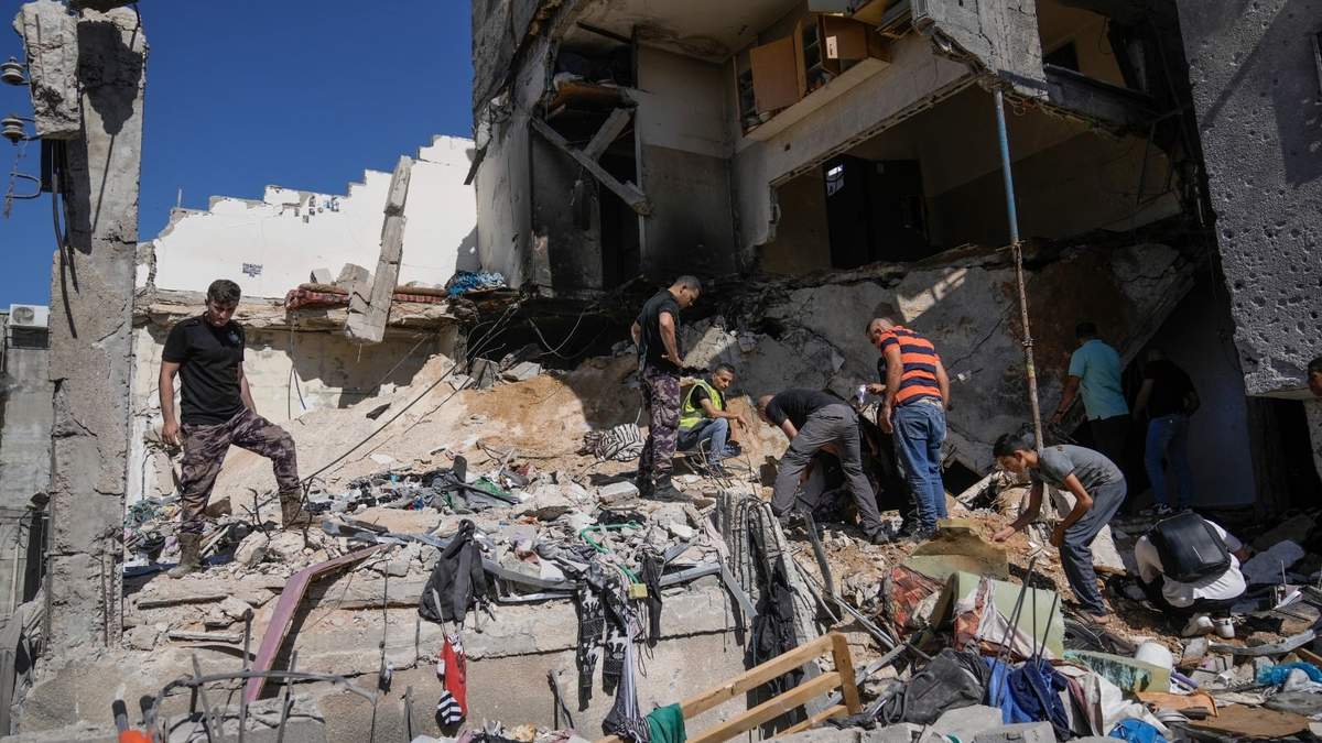 Civiles palestinos inspeccionan los escombros de un edificio tras una operación israelí en el campamento de refugiados Nur Shams, cerca del poblado cisjordano de Tulkarem, el domingo 30 de junio de 2024.