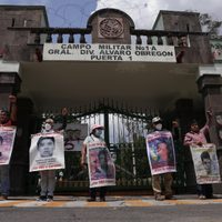 Padres de los 43 normalistas exigen a Sheinbaum la entrega de los 800 folios que Sedena les niega