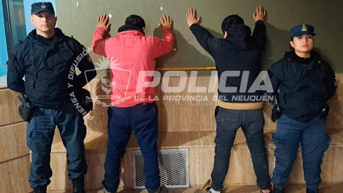 Los dos detenidos tenían en su poder una notebook y 10 mil pesos cuando fueron detenidos. Fuente (Policía de Neuquén)