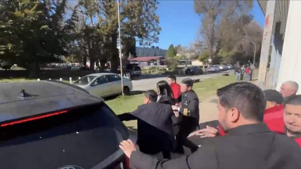 El momento en el que la funcionaria ingresa a su auto mientras era agredida