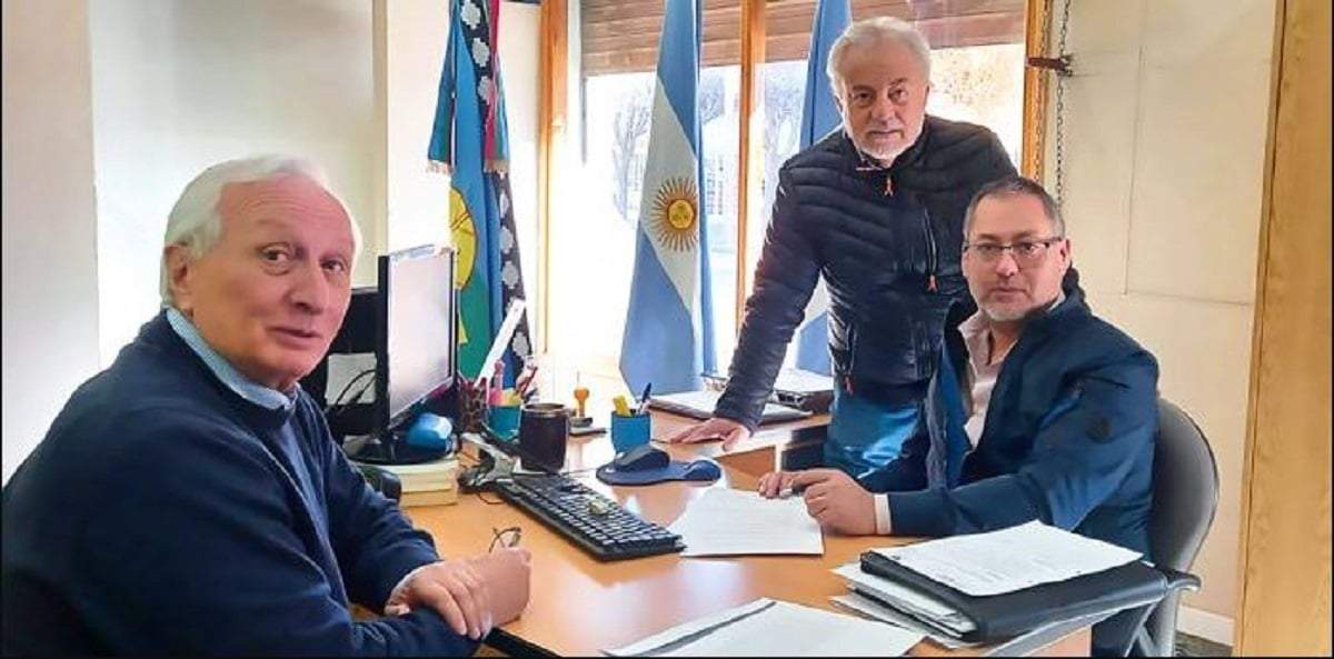 Los funcionarios de Neuquén y Zapala en la firma del convenio de colaboración mutua. Fuente: (Gobierno de Neuquén)
