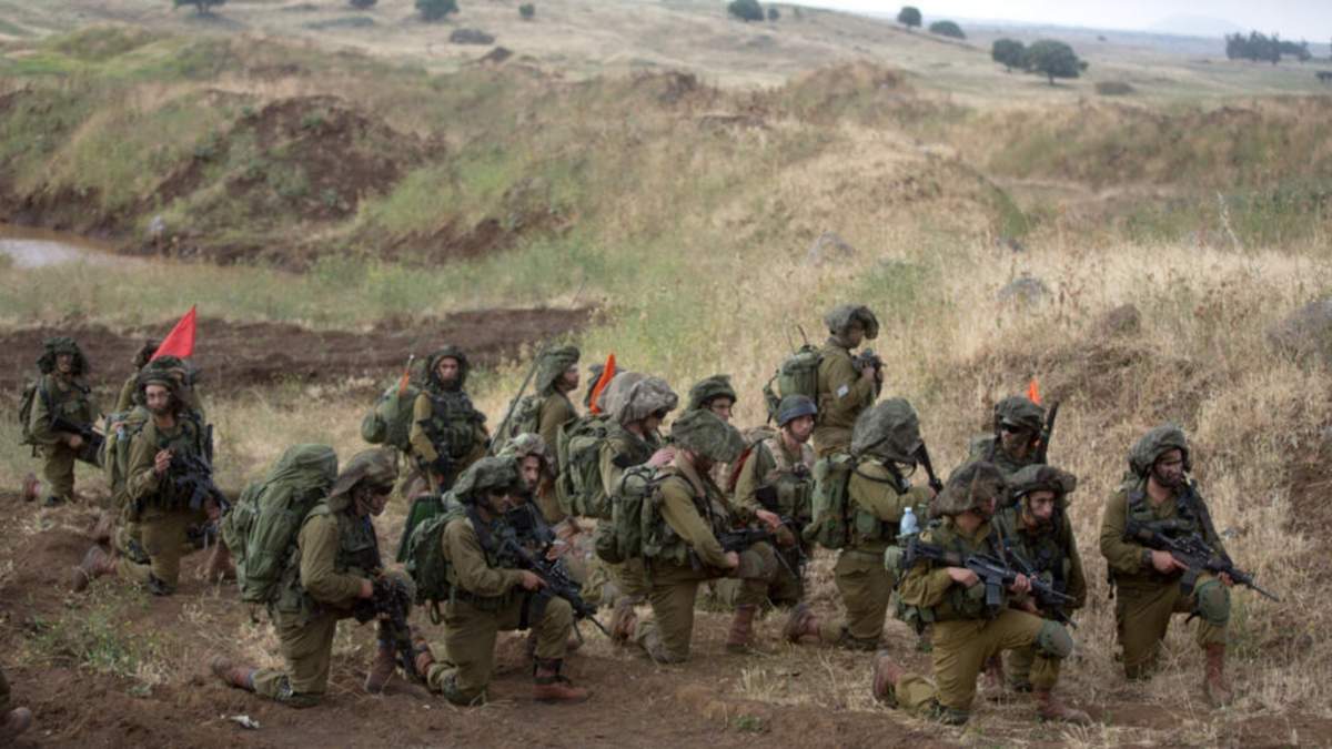 Soldados israelíes del batallón judío ultraortodoxo 'Netzah Yehuda' participan en su entrenamiento anual de unidad en los Altos del Golán anexados por Israel