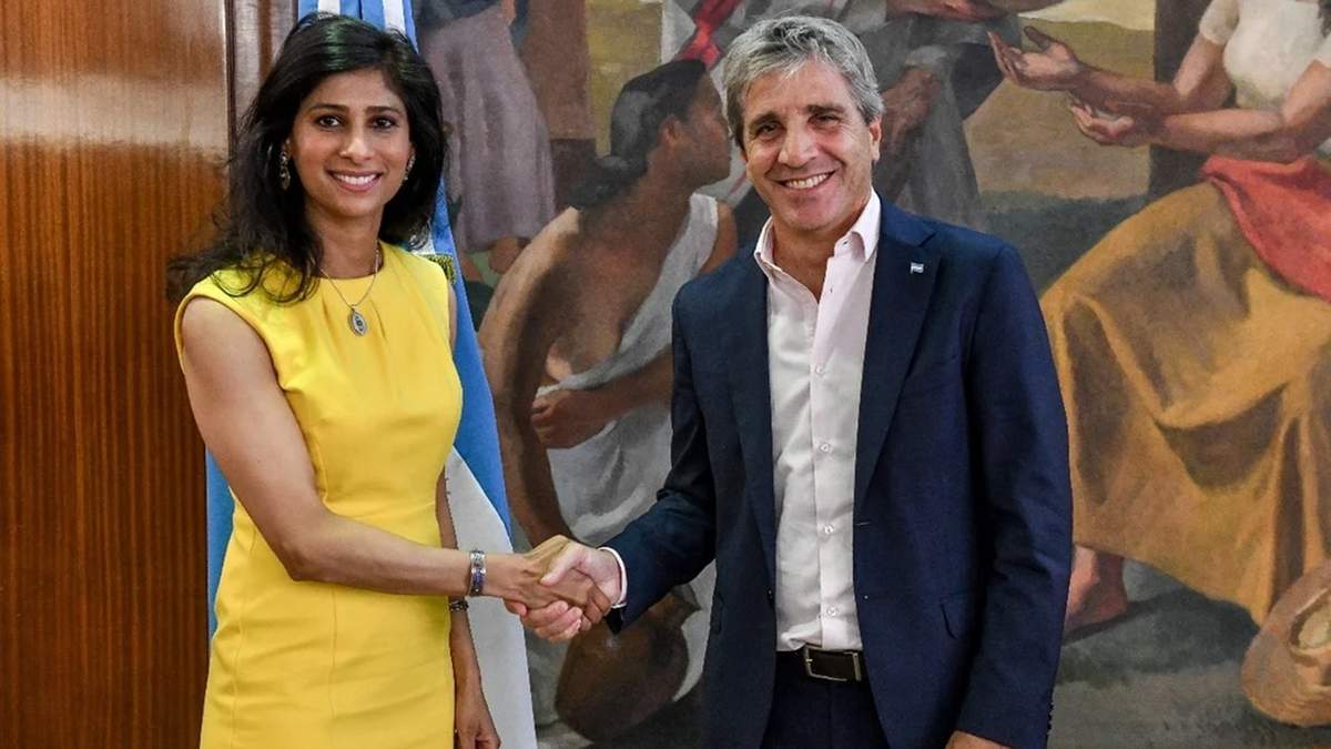 Luis Caputo y Gita Gopinath