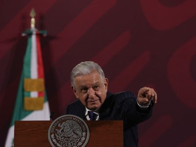 AMLO amaga con denunciar a impartidores de justicia ante la FGR