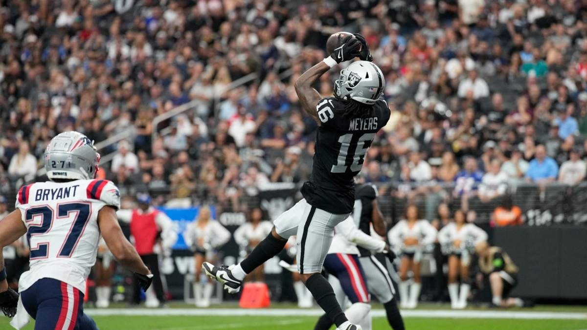 Jakobi Meyers, receptor de los Raiders de Las Vegas, hace una atrapada en la zona de anotación para un touchdown