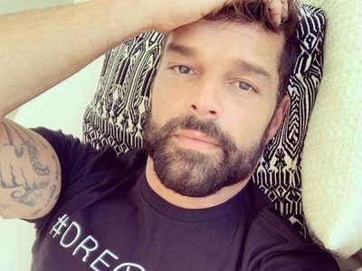 ¡La muerde sin piedad! Ricky Martin y una foto impensada... ¿qué dirá el esposo?