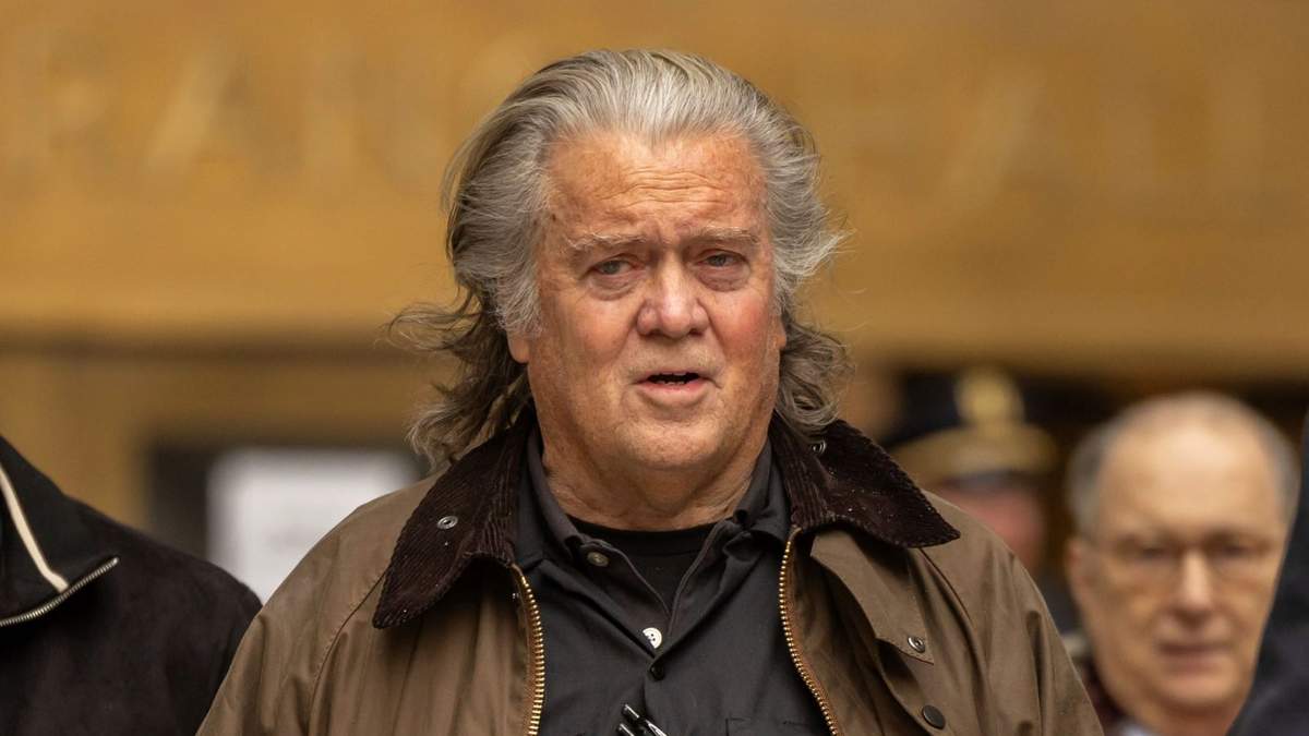 Steve Bannon sale del tribunal en Nueva York