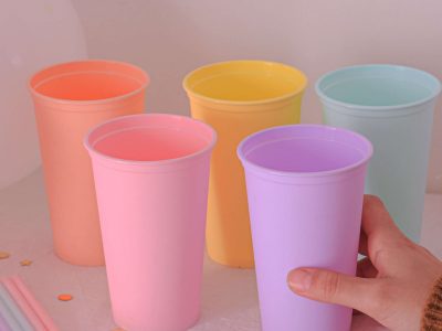 Si tenés un vaso de plástico y un taper redondo viejo, creá este proyecto estilo vintage, perfecto para tu living