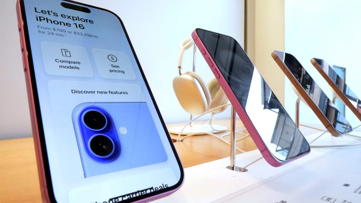 Exhibición del iPhone 16 en una Apple Store en Pittsburgh el 12 de enero de 2025