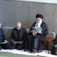 Ayatolá Jamenei elogia ataque con misiles a Israel y dice que Irán volverá a hacerlo si es necesario