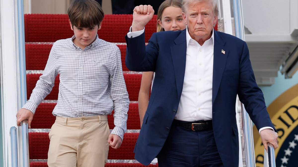 El presidente de Estados Unidos, Donald Trump, gesticula al bajar del Air Force One con sus nietos, Spencer y Chloe, a su llegada a la Base Conjunta Andrews, en Maryland