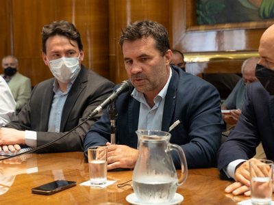 Darío Martínez firmó acuerdos con cooperativas de energía eléctrica
