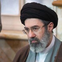 El líder de Irán advierte que su fuerza naval está lista para infligir “nuevas derrotas” a EE UU
