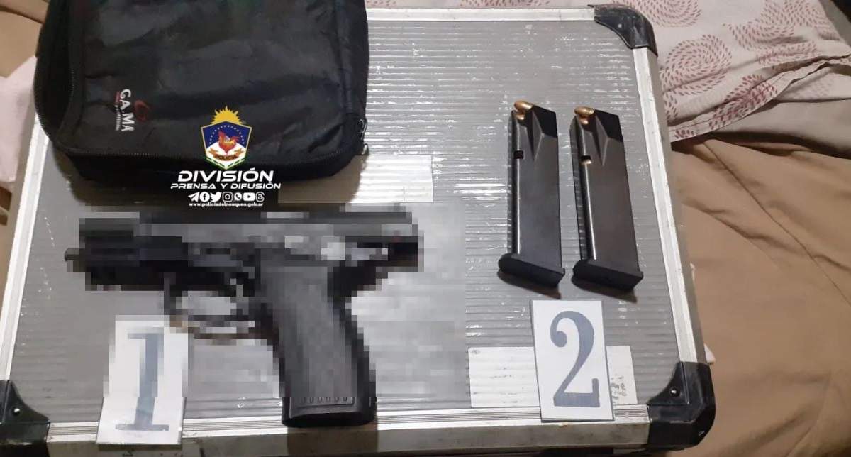 El arma y las municiones halladas en los allanamientos. Fuente: (Policía de Neuquén)
