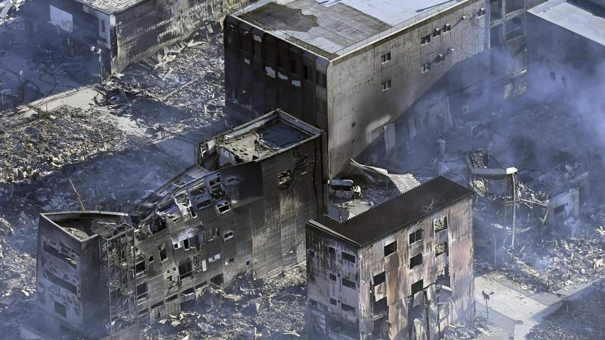 Humo flota el martes 2 de enero de 2024 entre casas quemadas por un incendio, luego de un intenso terremoto en Wajima, prefectura de Ishikawa, Japón