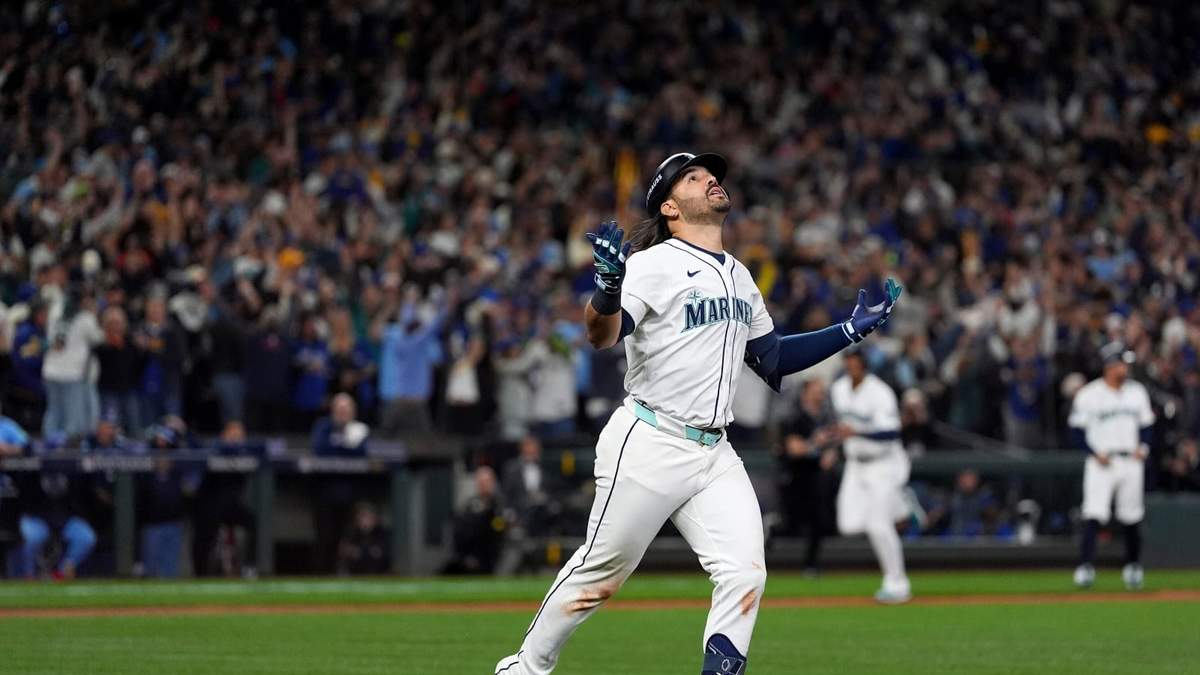 El venezolano Eugenio Suárez, de los Marineros de Seattle, festeja luego de batear un grand slam ante los Azulejos de Toronto, en el quinto juego de la Serie de Campeonato de la Liga Americana
