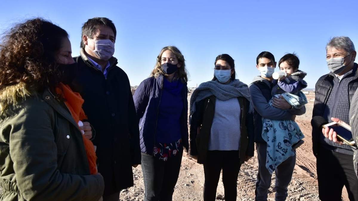 Mariano Gaido junto a familias de la meseta de Neuquén Capital. Fuente: (Twitter)
