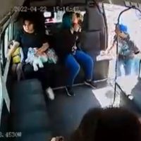 Asaltan combi en Ecatepec y estudiante rompe en llanto por el robo de su tarea (Video)