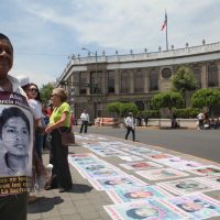 Búsqueda de normalistas se mantendrá, reitera Campa a padres de los 43