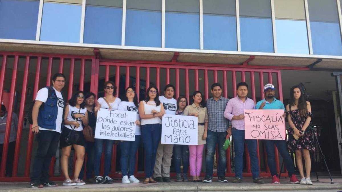 Protesta ante la FGE de Chiapas por el asesinato de Mario Gómez